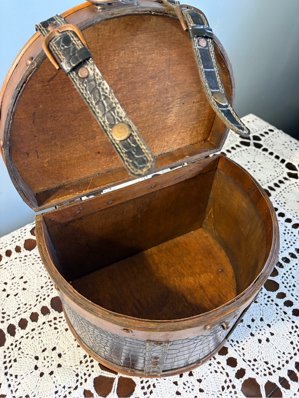 Vintage Wood and Leather 1/2 Circle Carrying Case - Picture 2 of 9